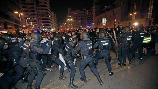 Los agentes de la Policía durante los altercados registrados en Valencia.