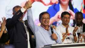 El senador Gustavo Petro celebra su victoria en las primarias colombianas.
