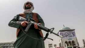 Un combatiente talibán monta guardia en la ciudad afgana de Kandahar. EP