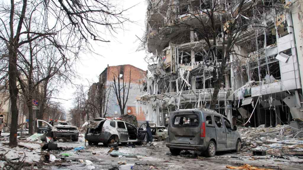 Coches y edificios dañados tras los bombardeos de Rusia sobre la ciudad ucraniana de Járkov.