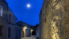 Vista nocturna de las calles de Urueña.