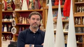 Nacho Gonzalo, de Cerería Zalo, junto a unos capirotes.