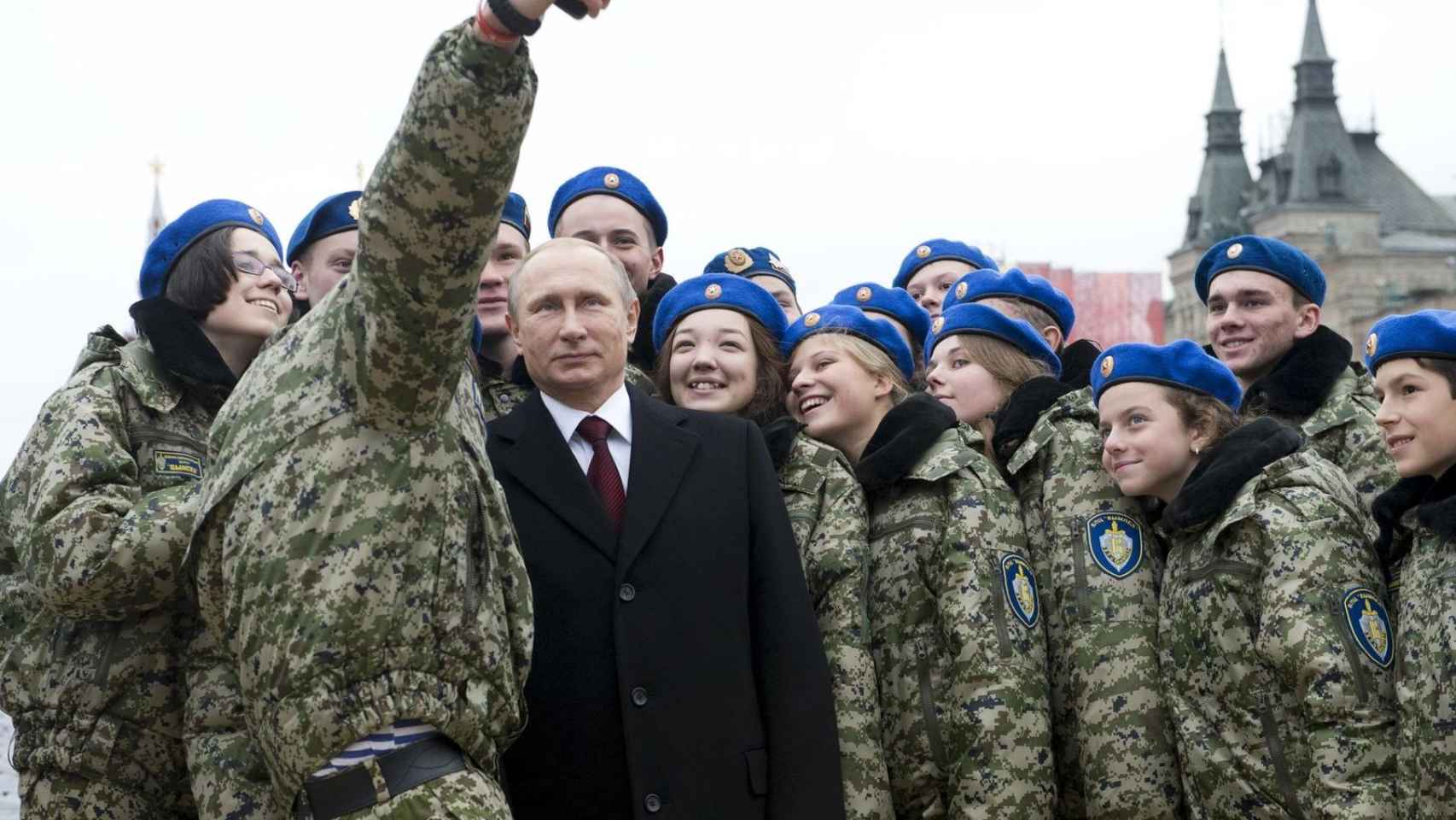 El presidente ruso, Vladímir Putin, se hace un selfie junto a miembros de un club militar, en 2015 en Moscú.