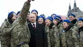 El presidente ruso, Vladímir Putin, se hace un selfie junto a miembros de un club militar, en 2015 en Moscú.