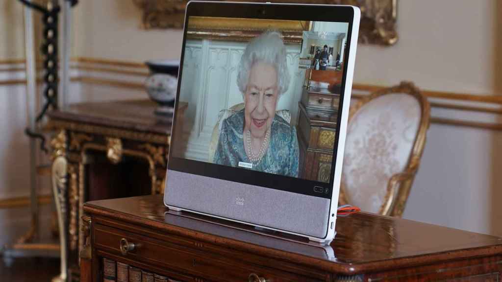La reina Isabel II en una videoconferencia desde el Castillo de Windsor.