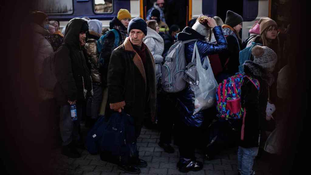 Un grupo de personas a su llegada a la estación de tren de Przemysl desde Ucrania.