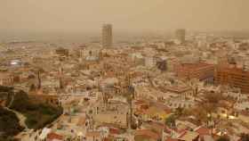 Alicante, este lunes cubierta por el polvo del Sahara.