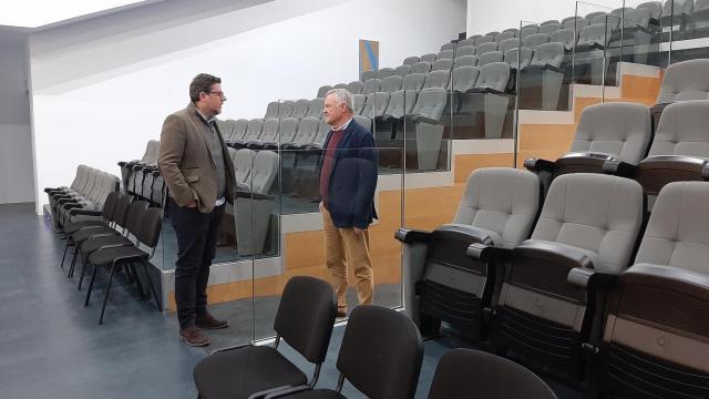 El diputado del área, Javier Gutiérrez, y el alcalde del municipio, Juan José Mas, visitan el nuevo Auditorio Municipal.