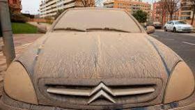 Un coche cubierto del polvo del Sáhara, este martes.