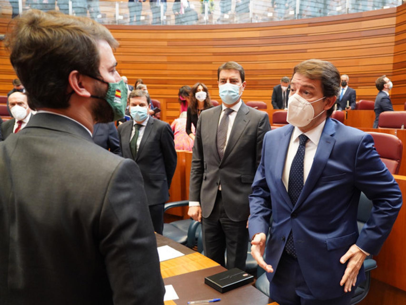 El presidente en funciones, Alfonso Fernández Mañueco, charla con el futuro vicepresidente, Juan García-Gallardo, durante la sesión constitutiva de las Cortes, el pasado 10 de marzo.