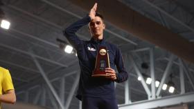 Mario García Romo con su título de campeón nacional de la milla indoor