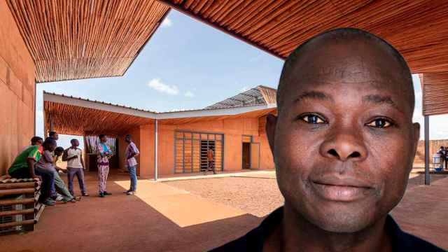 Francis Kéré. Foto: Lars Borges. De fondo, el Instituto de Tecnología de Burkina Faso. Foto: Francis Kéré