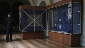 Vaciado de las vitrinas del Museo de Historia de la Religión de Lviv. / Miguel A. Lopes (Efe).