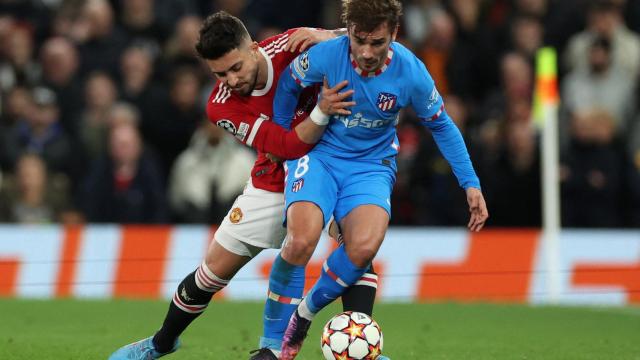 Griezmann y Telles, en acción en el Manchester United - Atlético de Madrid