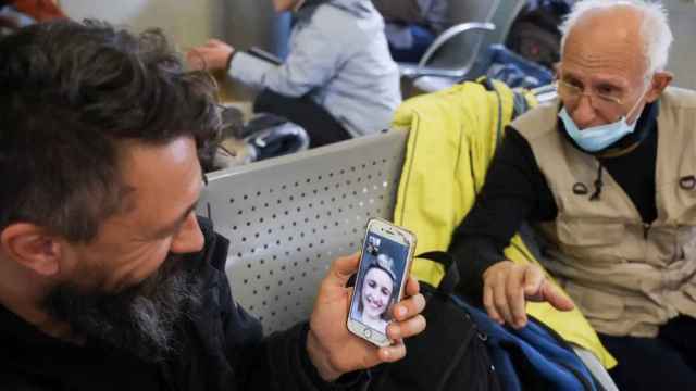 Un refugiado ucraniano, en una videollamada con su teléfono móvil.