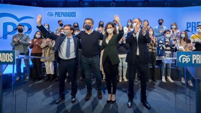 Almeida, Feijóo, Ayuso y García-Escudero posan en un encuentro de afiliados en Novotel Madrid Center.