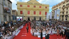 Una imagen del Teatro Cervantes con la alfombra roja del Festival desplegada.