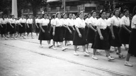 Imagen de un desfile de la 'Sección Femenina', encargado de gestionar el Servicio Social Femenino del franquismo.