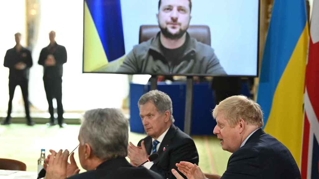 Volodimir Zelenski durante una reunión por videoconferencia con altos mandos militares de la OTAN.