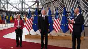 Joe Biden conversa con Ursula von der Leyen y Charles Michel durante su última visita a Bruselas en junio del año pasado
