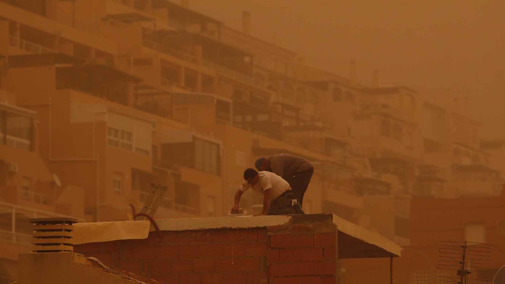 España amanece cubierta de polvo sahariano: las espectaculares imágenes que deja la borrasca Celia