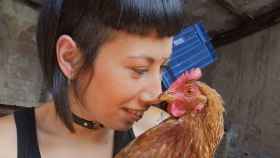 Vuelve Fani, la activista vegana de las gallinas violadas: las redes se mofan de su último video