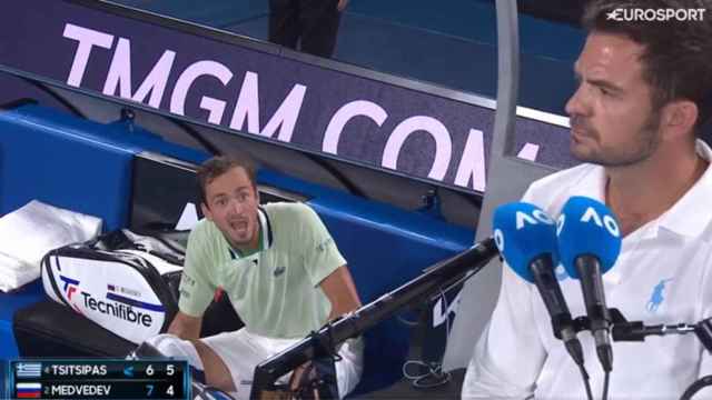 El tenista ruso Daniil Medvedev increpa al juez de silla en el Abierto de Australia del pasado enero.
