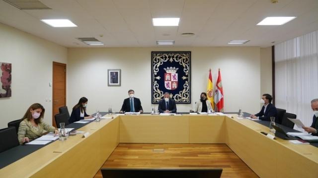 Carlos Pollán preside la primera reunión de la Mesa de las Cortes como presidente.