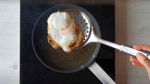 El truco definitivo de Dabiz Muñoz para preparar el huevo frito perfecto: en tres sencillos pasos