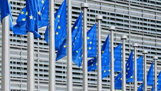 Banderas de la UE en la sede de la Comisión Europea en Bruselas.