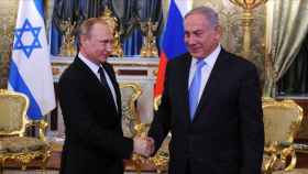 El presidente de Rusia, Vladímir Putin, se saluda con el exprimer ministro israelí, Benjamin Netanyahu, durante un encuentro en Moscú en 2016.