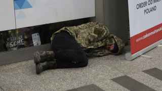Desertor del ejército ucraniano que duerme en una estación.
