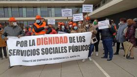 Concentración de trabajadores de Servicios Sociales ante la Junta en Salamanca