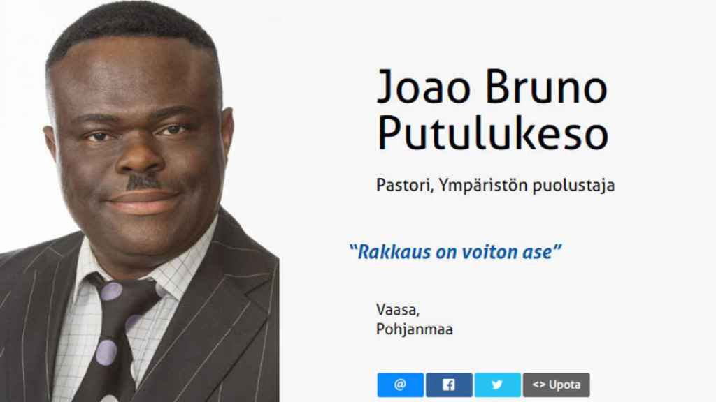Cartel electoral del partido Verdaderos Finlandeses, que presentaron, ante las acusaciones de racismo, al pastor protestante negro Joao Bruno Putulukeso a las elecciones municipales de 2017.