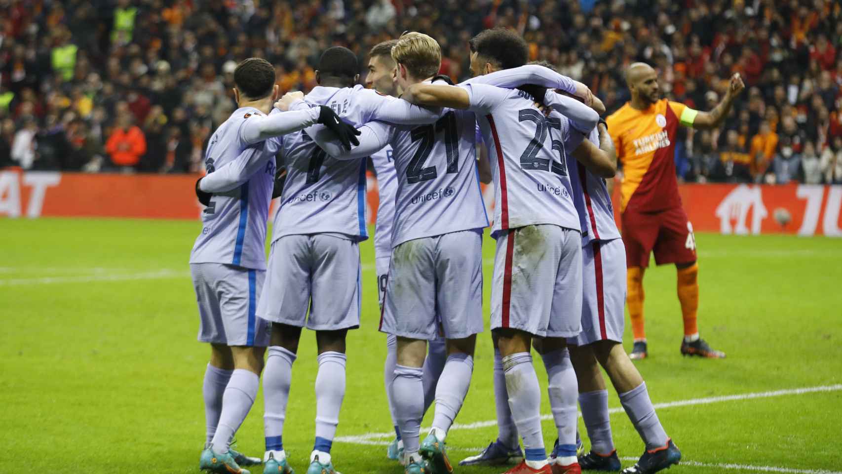 Los jugadores del Barça celebran la remontada ante el Galatasaray