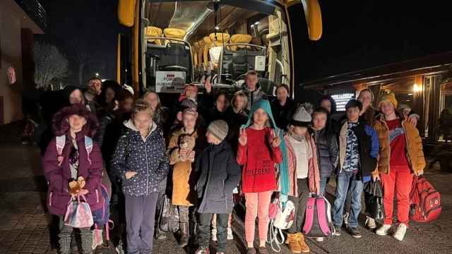 Menores y acompañantes en uno de los últimos buses fletados por esta ONG, en una instantánea tomada en Polonia.