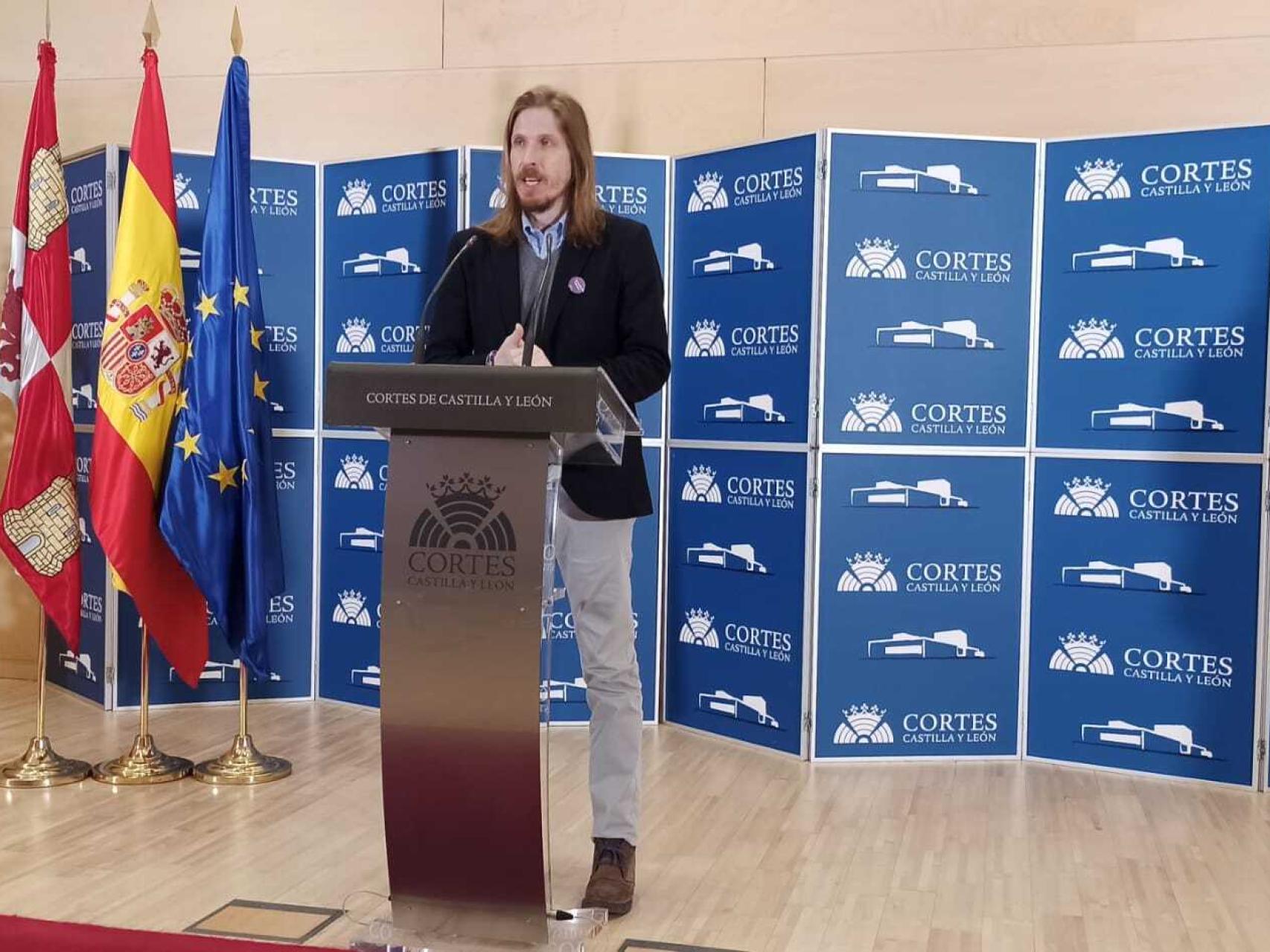 El candidato de Unidas Podemos, Pablo Fernández, durante la rueda de prensa tras la reunión con el presidente de las Cortes, este jueves.