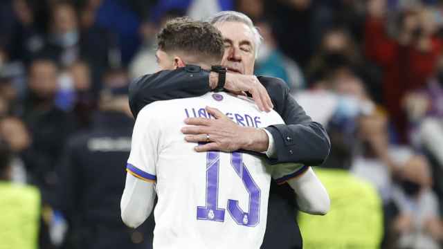 Fede Valverde se abraza con Ancelotti