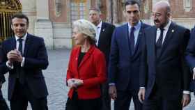 Pedro Sánchez, rodeado de Emmanuel Macron, Ursula von der Leyen y Charles Michel, en Versalles (Francia).