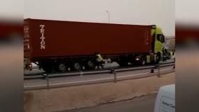 Clavos, cuchilladas en las ruedas, barricadas... los camioneros siembran el miedo en la huelga