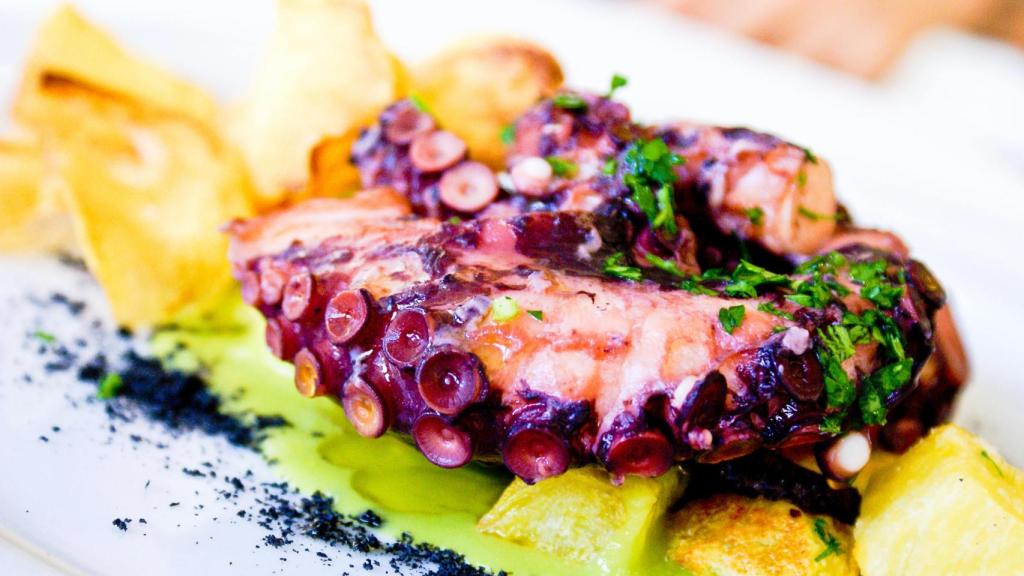 El pulpo auténtico pulpo gallego es más oscuro y es más duro que el foráneo.