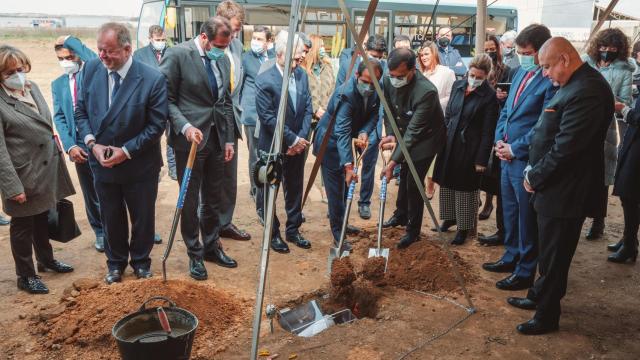 Autoridades en la colocación de la primera piedra de Switch Mobility en Valladolid