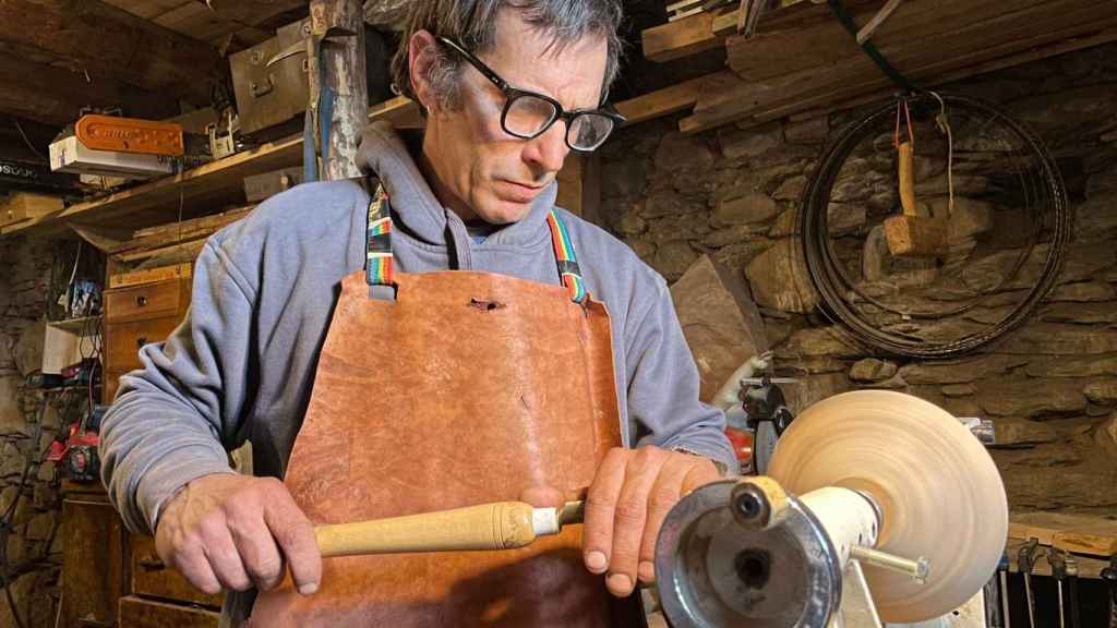 Eloi Renau se dedica ahora a la carpintería y artesanía tradicionales.