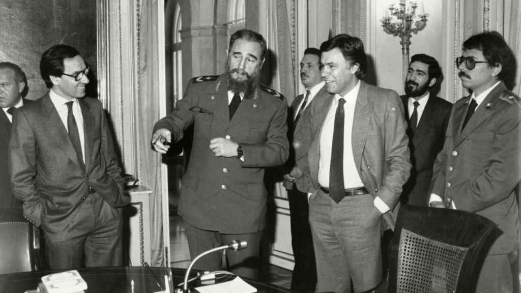 Felipe González y Alfonso Guerra junto a Fidel Castro y Daniel Ortega en la Moncloa, en 1984.