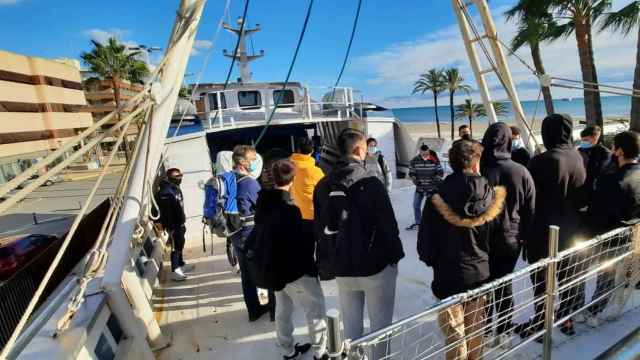 Estudiantes en el barco supuestamente cedido por el Ayuntamiento que todavía ni han tocado.
