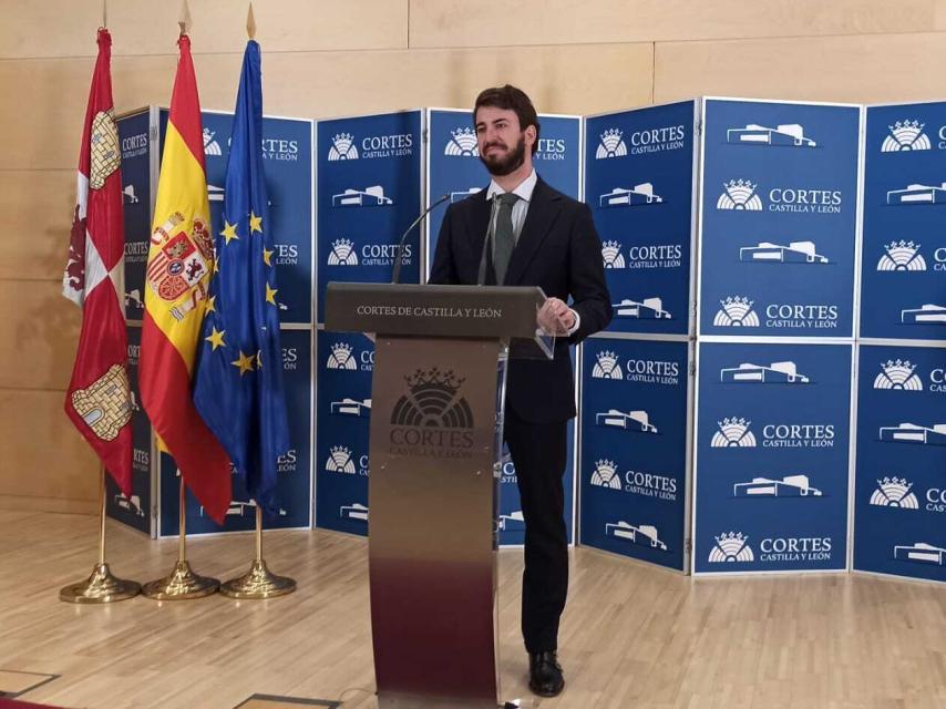 El candidato de Vox, Juan García-Gallardo, tras su reunión con el presidente de las Cortes, Carlos Pollán.