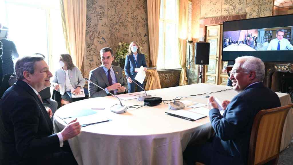 Mario Draghi, junto a Pedro Sánchez y António Costa, ante la conexión telemática de Kyriakos Mitsotakis.