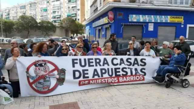 Protesta contra la instalación de casas de apuestas en Málaga.