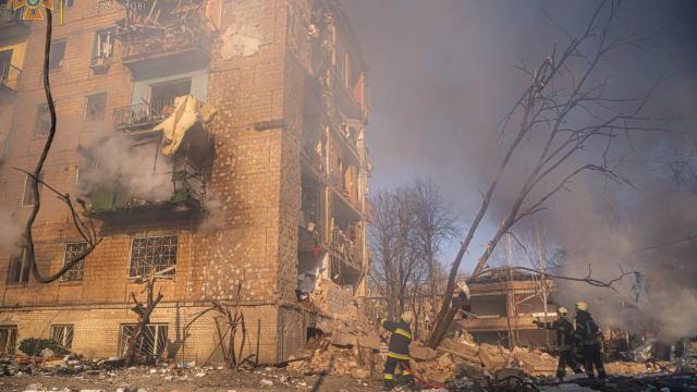 Un edificio en Kiev destrozado tras ser bombardeado.