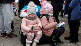 Dos niñas, en la frontera de Ucrania con Hungría.